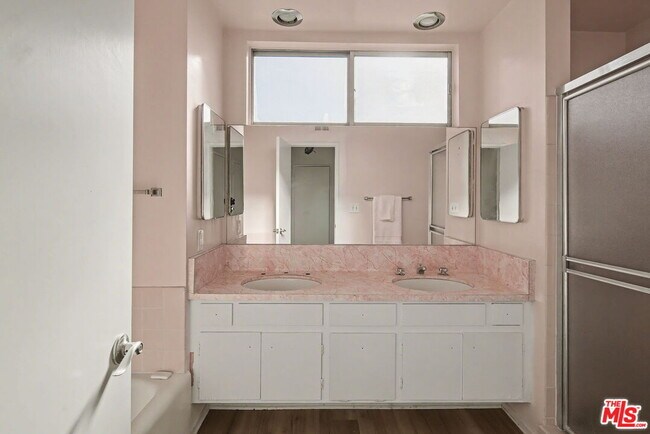 Building Photo - 2612 S Beverly Dr