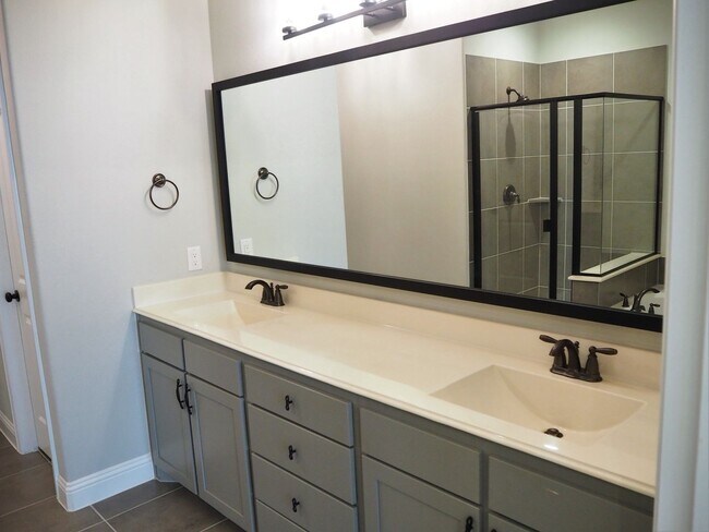 Building Photo - 4129 S Broadway Ave