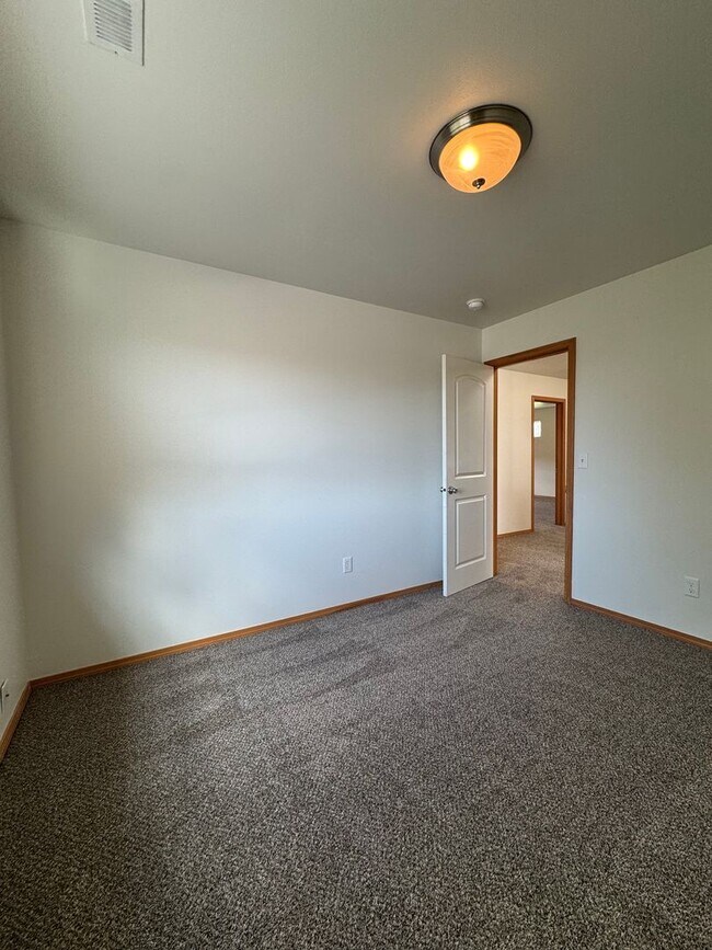 Building Photo - Large 4 Bed Rental in Established Neighborhood