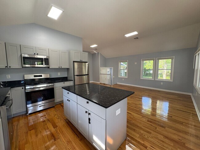 Building Photo - Charming 4-Bedroom 2-Bathroom Home in Nept...