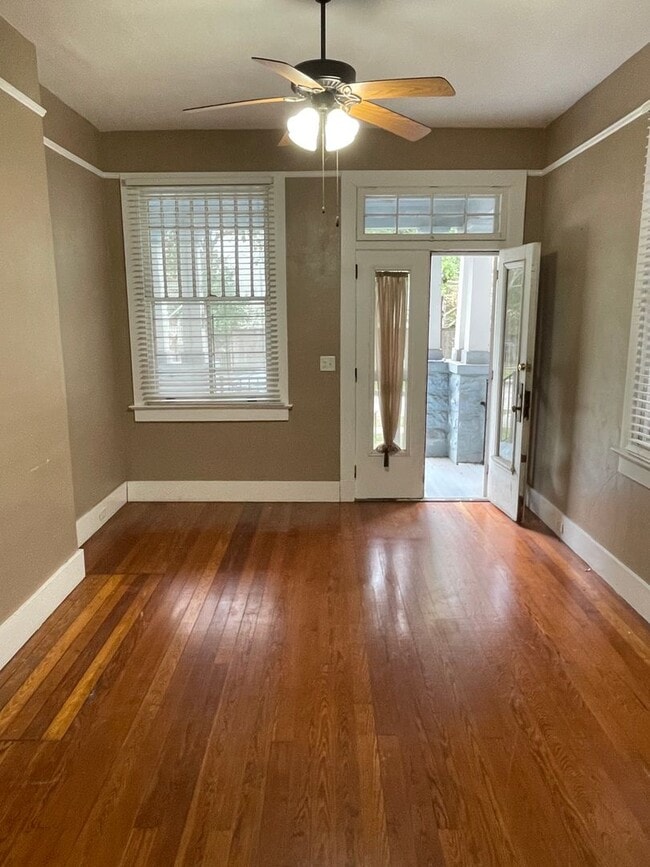 Building Photo - Huge 2BD/2.5BA Uptown, with a Yard, Central Air/Heat, and W/D in Unit