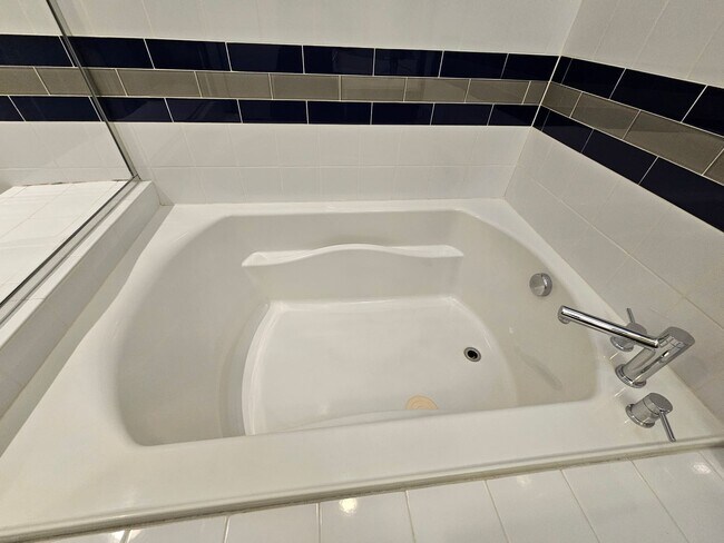 Building Photo - Congress Park High Rise Living! Huge Main Floor 2 Bed 2 Bath