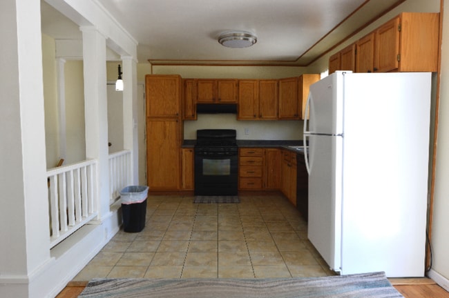 Building Photo - 827 Golden Hill St
