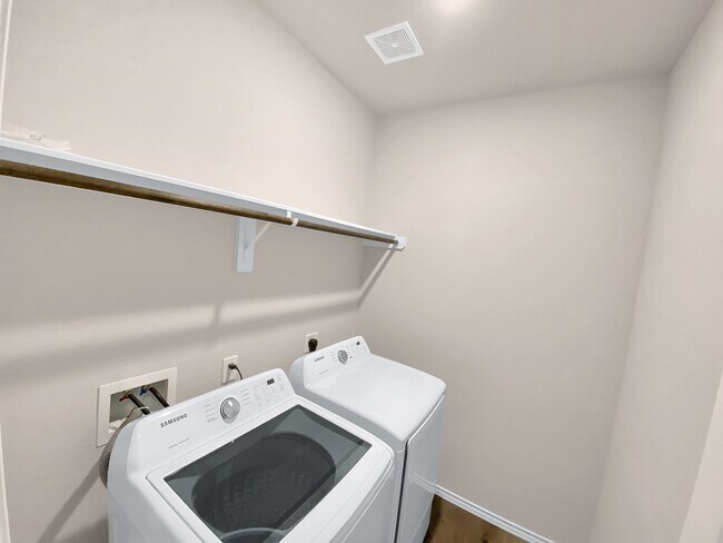 Building Photo - 13067 Clear View Dr