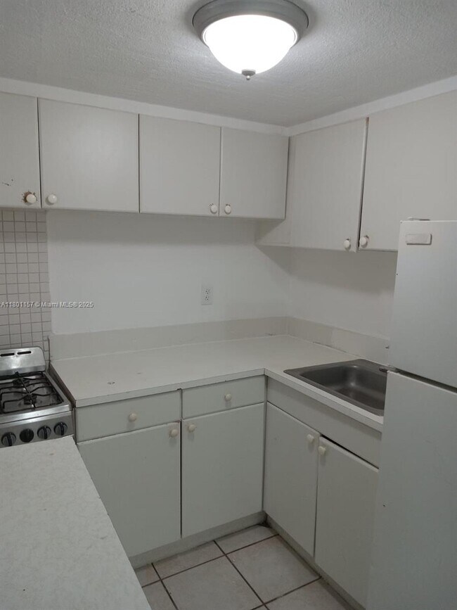 Building Photo - 1230 W 54th St
