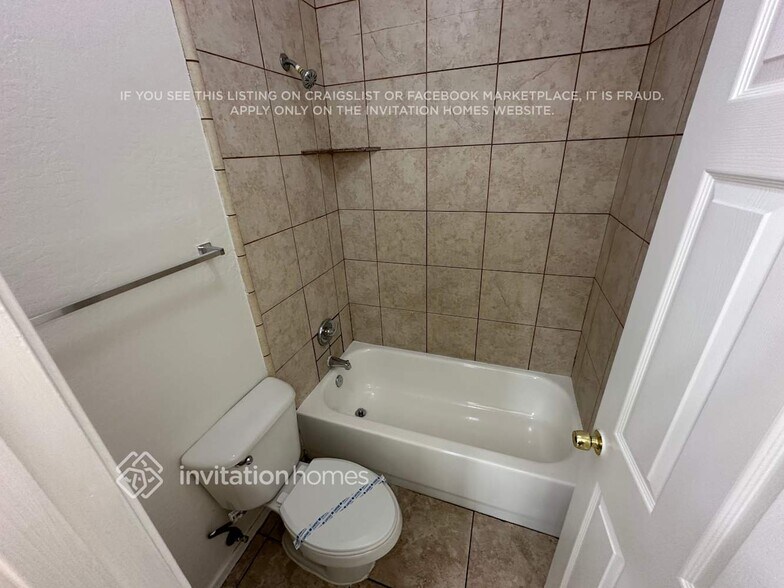 Building Photo - 1645 E Illini St