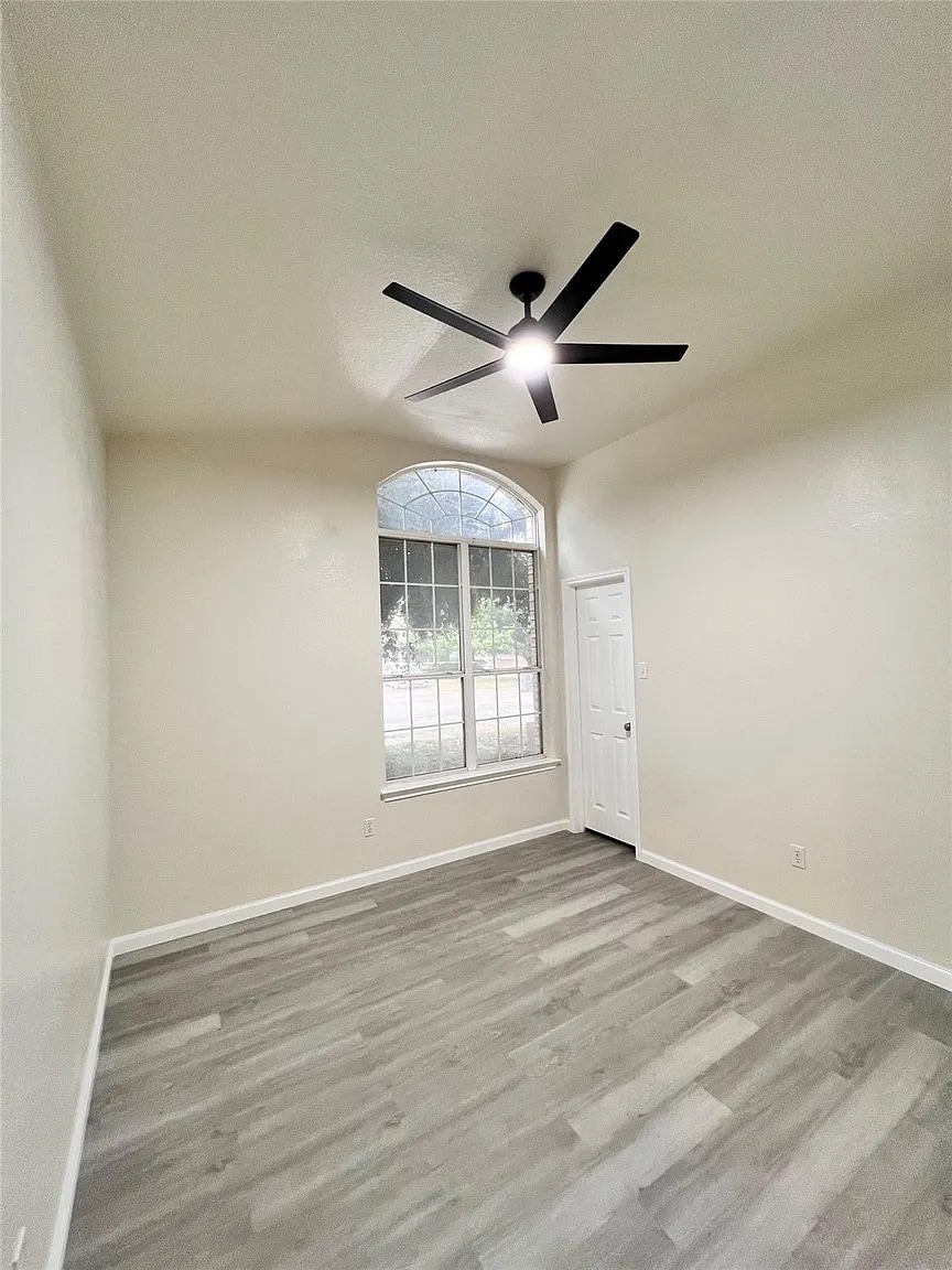 Building Photo - Room in House on Amy Francis St