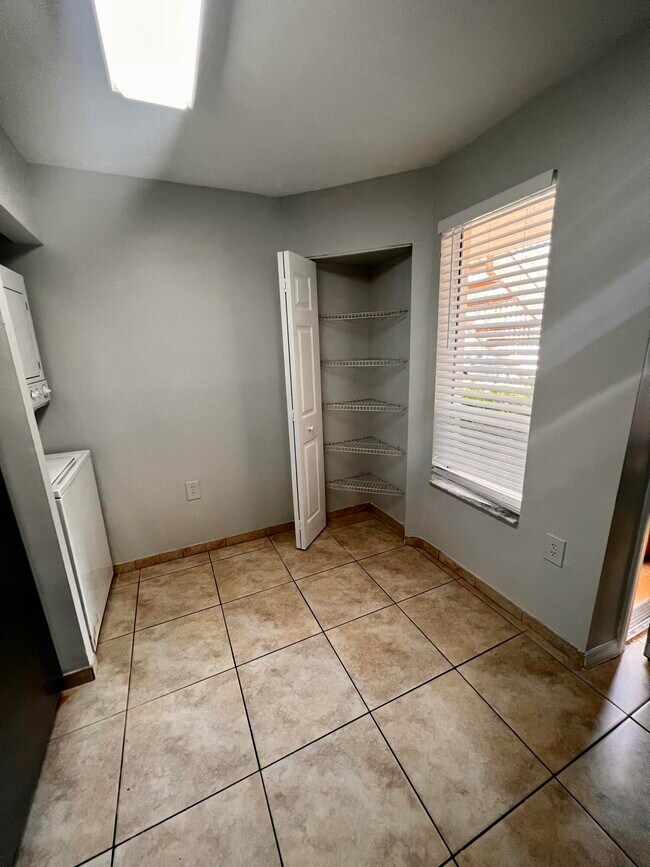 Building Photo - 6101 Glenmoor Dr