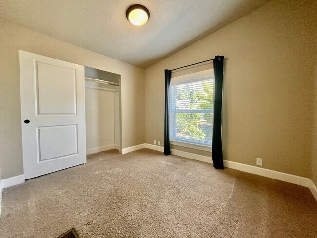 Building Photo - Spacious 3 Bedroom/2 Bath Home with genero...