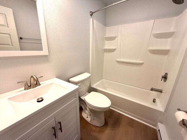 Building Photo - 428 Roanoke St E