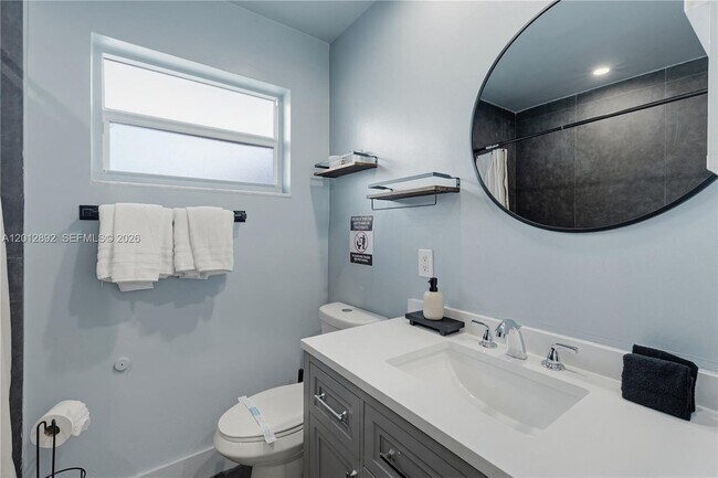 Building Photo - 632 S Crescent Dr