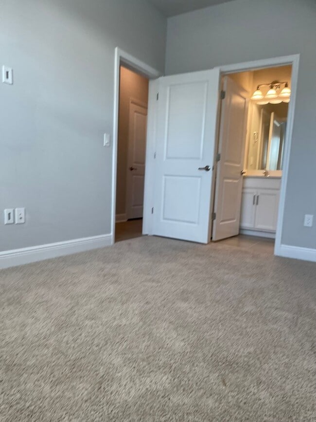 Building Photo - Annual Unfurnished 3 Bedroom, 3.5 Bathroom Townhome adjacent to Downtown Sarasota