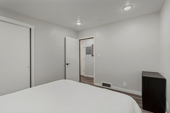 Building Photo - 2065 E Bo Mar Dr
