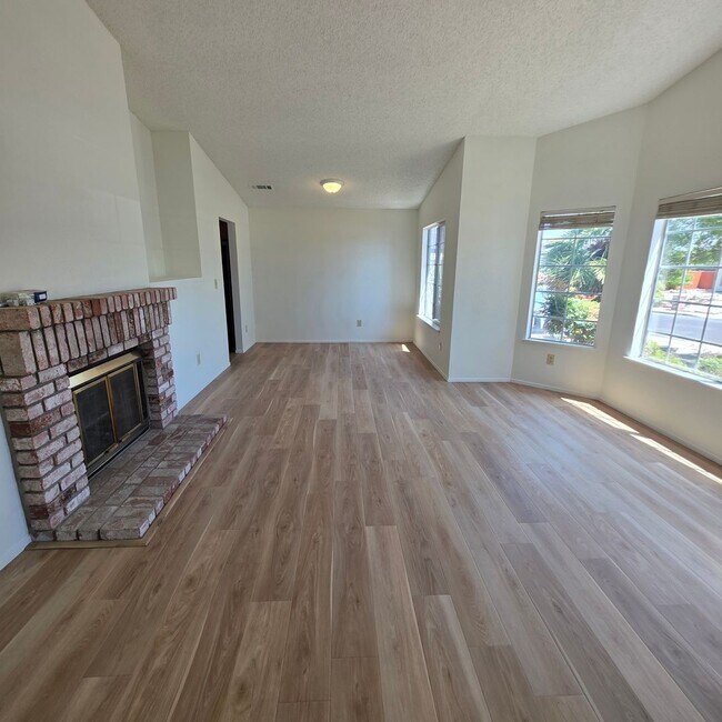 Building Photo - 3bd/2ba Single Story, Fresh Updates, Huge Backyard