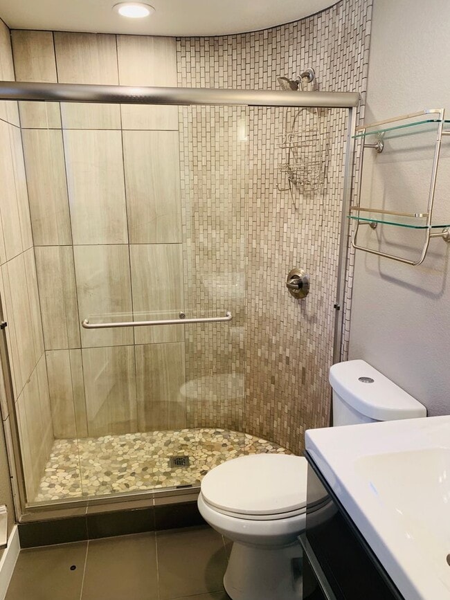 Building Photo - Stunning Luxury Home in Sunnyside