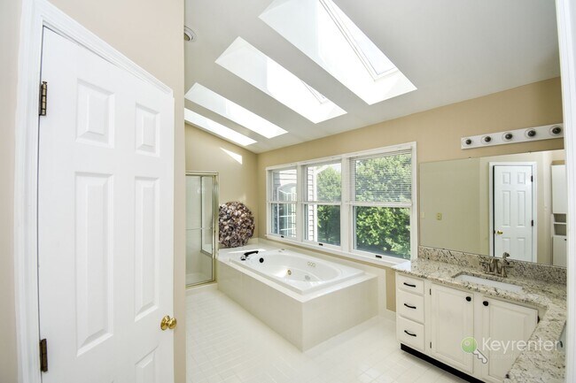 Building Photo - 5474 Grandview Ln