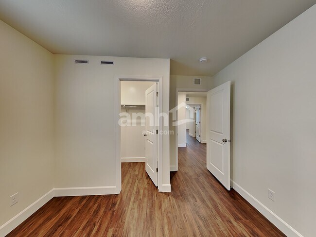 Building Photo - 11019 S Blue Byu Dr