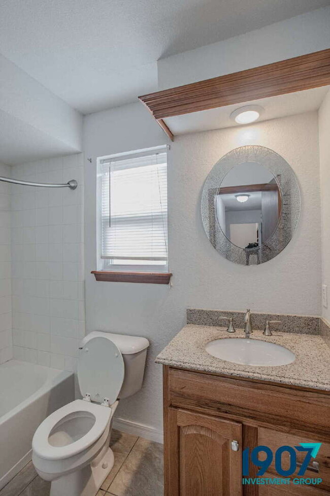 Building Photo - Beautiful 3-Bedroom Home in Yukon - Availa...