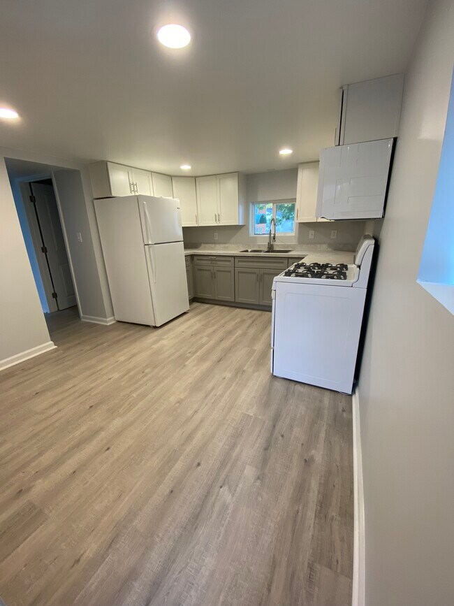 Building Photo - 1584 North Rd SE