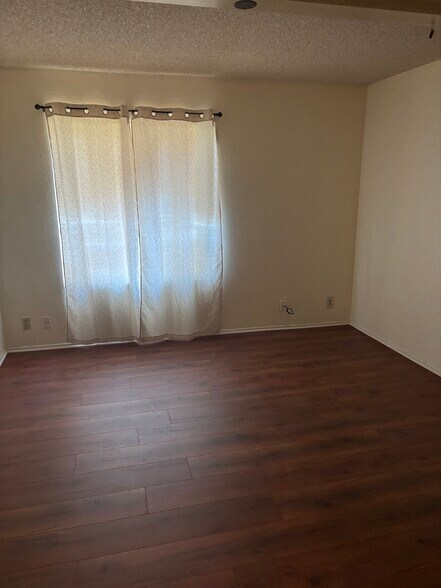 Building Photo - 2554 Olive Dr