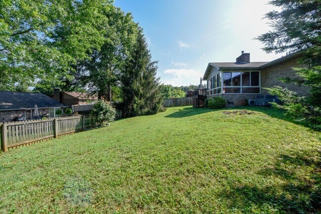 Building Photo - Maryville 37803 - 3 bedroom home with bonus room - Contact Tom Parry (865) 607-3649