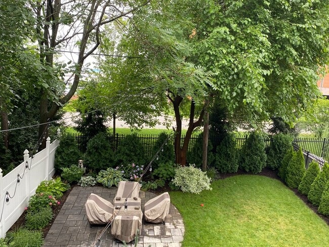 Building Photo - 306 Maverick St