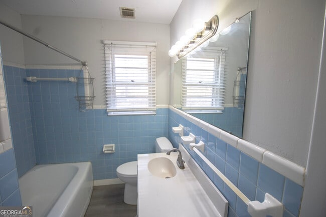 Building Photo - 517 E Main St