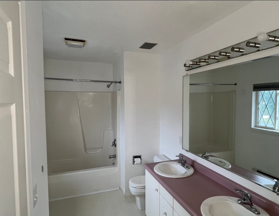 Up stairs bathroom - 813 Stein Ct