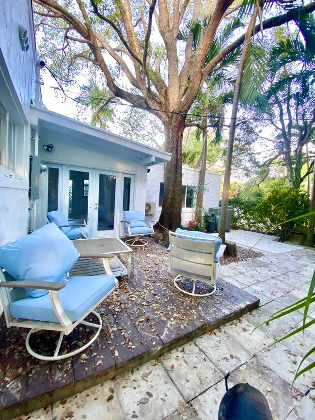 Building Photo - 1139 Venetia Ave