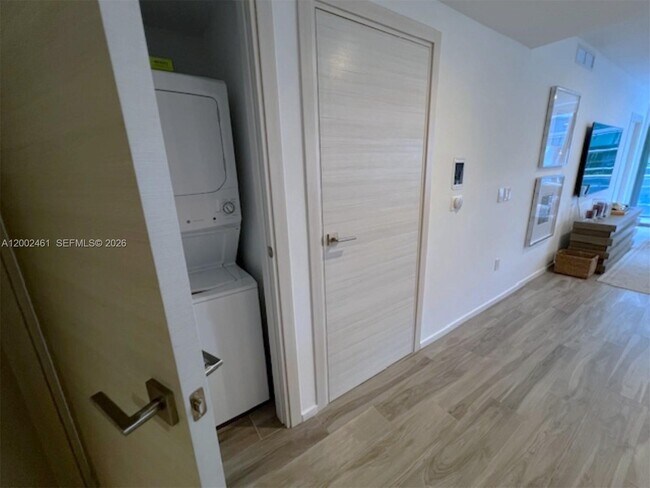 Building Photo - 801 S Miami Ave