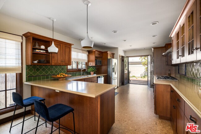 Building Photo - 851 Masselin Ave