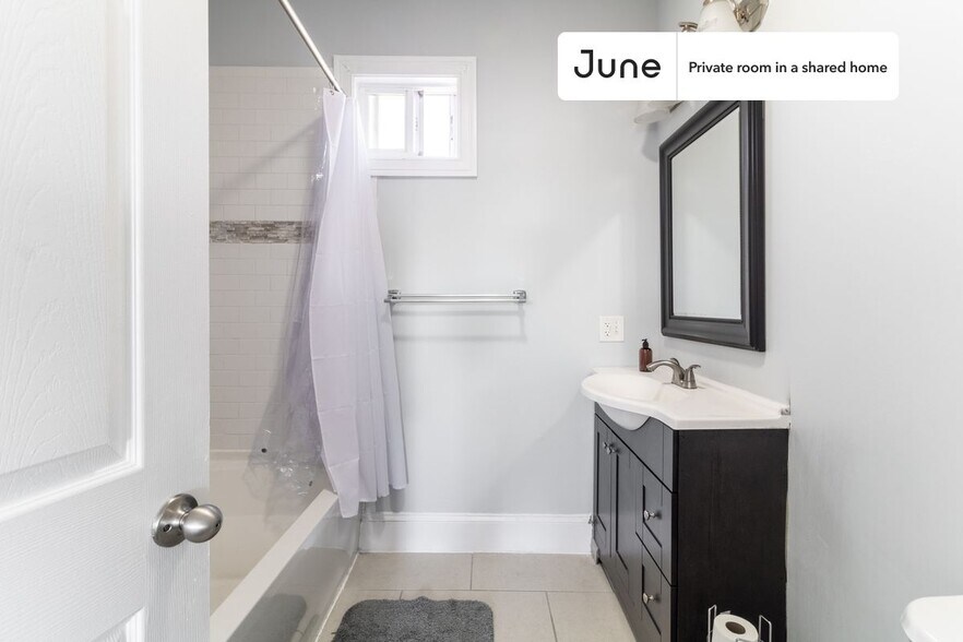 Building Photo - Room in Shared 4 bed/1.5 bath home