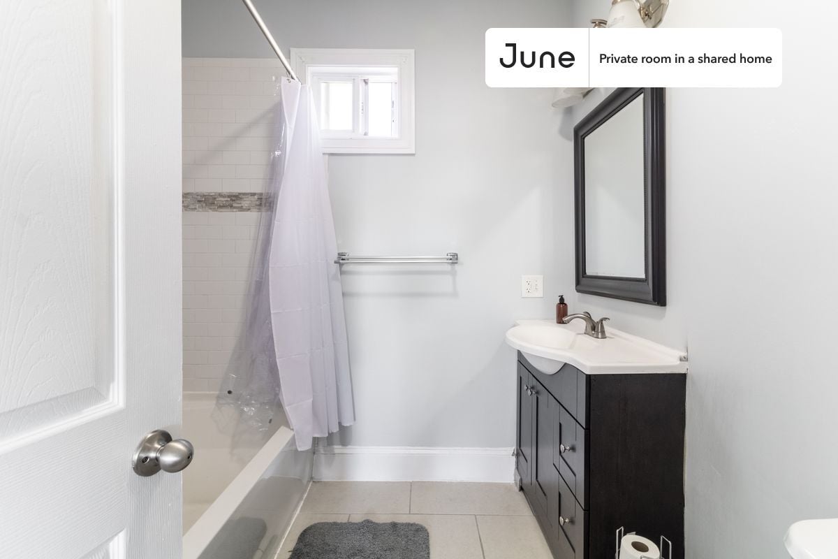 Building Photo - Room in Shared 4 bed/1.5 bath home