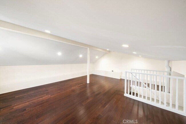 Building Photo - 376 Cliff Dr