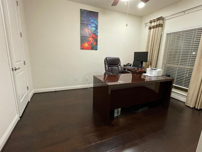 Building Photo - 3014 Paseo de Charros