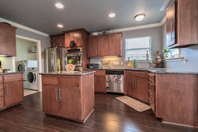 Building Photo - ** BEAUTIFUL 3 BED/ 2 BATH HOUSE **