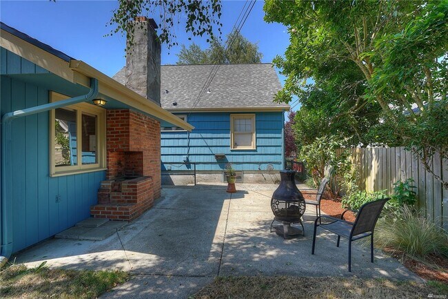 Backyard Patio: Shared - 1215 N Anderson St