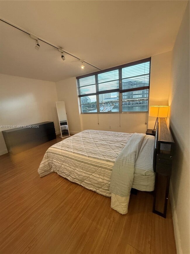 Building Photo - 801 Brickell Bay Dr