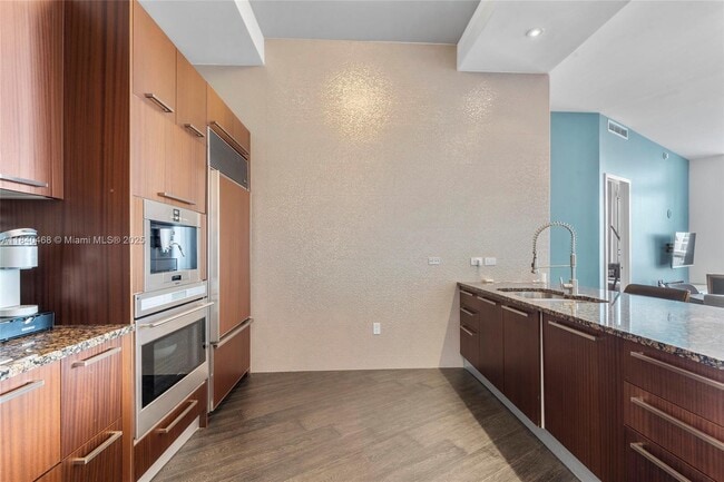 Building Photo - 16001 Collins Ave