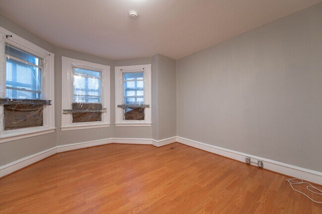 Building Photo - PHA Welcomed! Spacious Home with Private Backyard