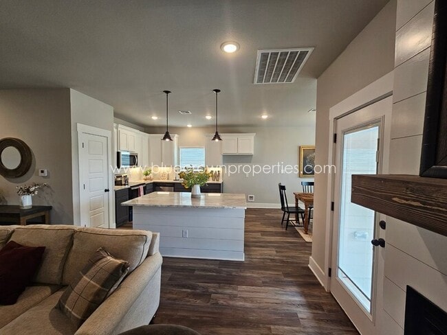 Building Photo - 1800 Aleia Cv