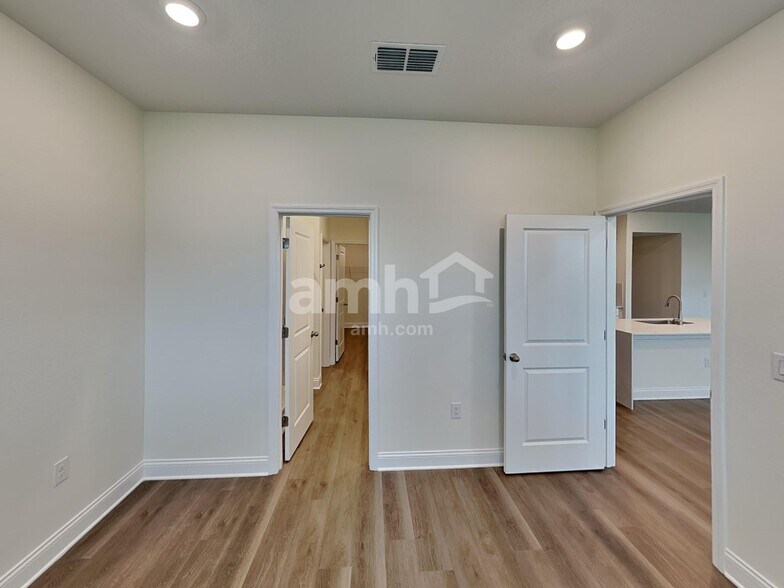 Building Photo - 3735 Ctr Cv Ln