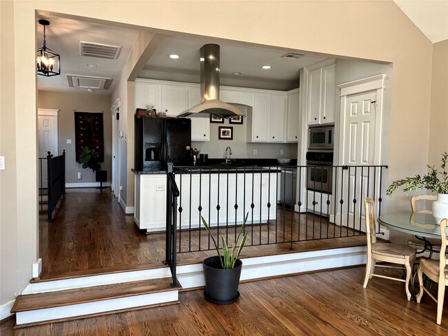 Building Photo - 919 W 15th St