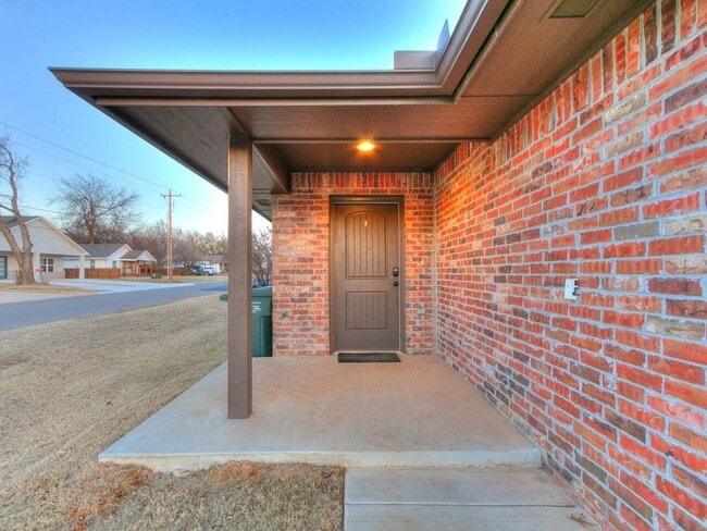 Building Photo - Modern 3BR/2BA Duplex | All Utilities Included | Downtown Edmond