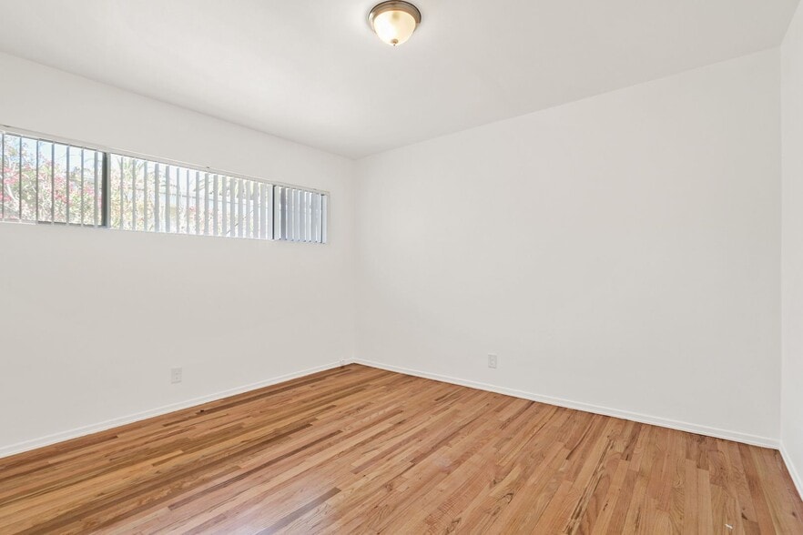 Building Photo - 978 S Barrington Ave