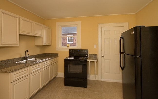 Interior Photo - 911-921 N Jackson St