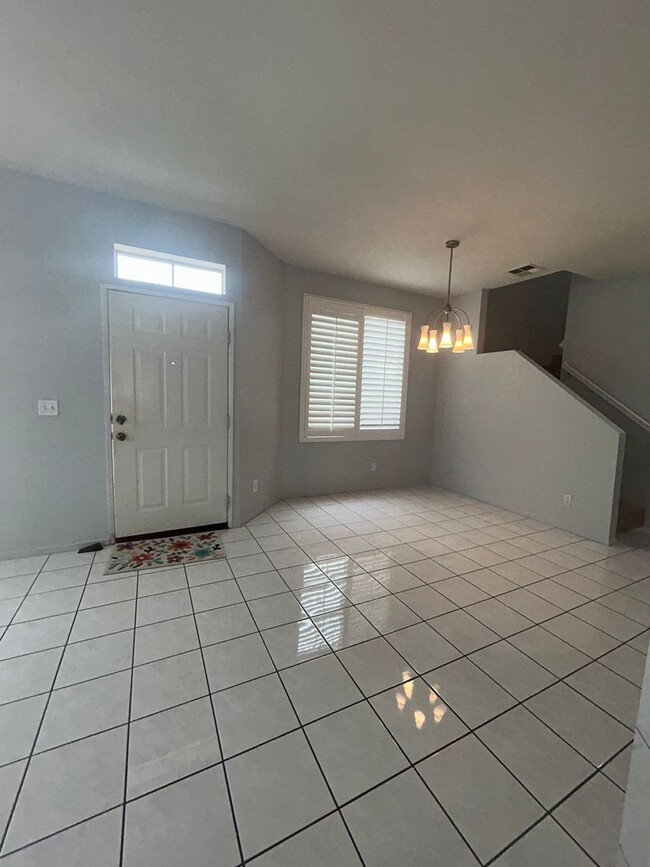Building Photo - Spacious 2-Story Home in Prime Location