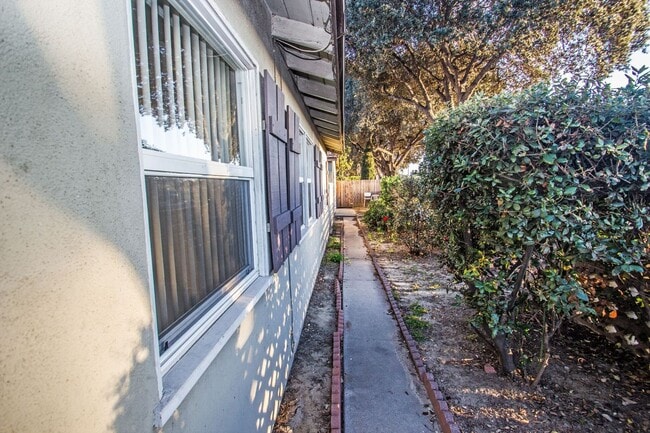 Primary Photo - Charming Light Filled Ventura 2 Bd Cottage...