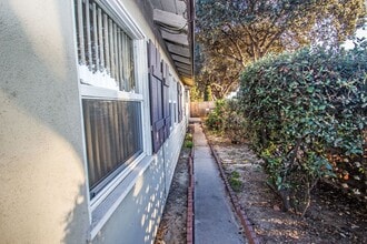 Building Photo - Charming Light Filled Ventura 2 Bd Cottage...