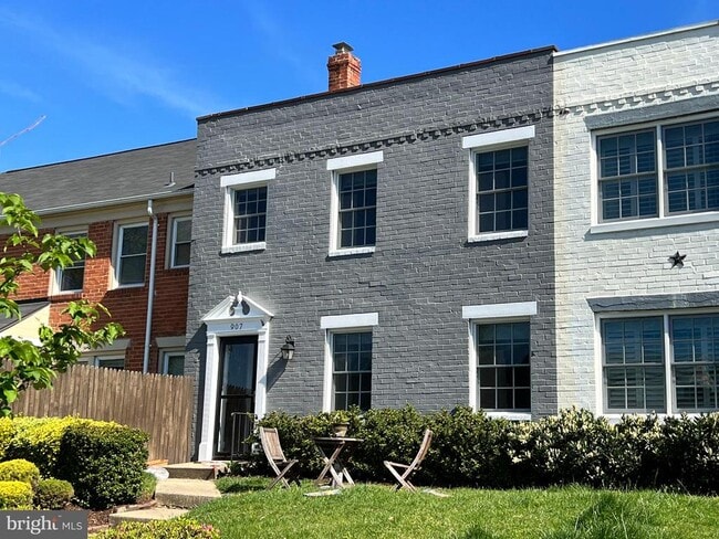 Primary Photo - 907 Green St